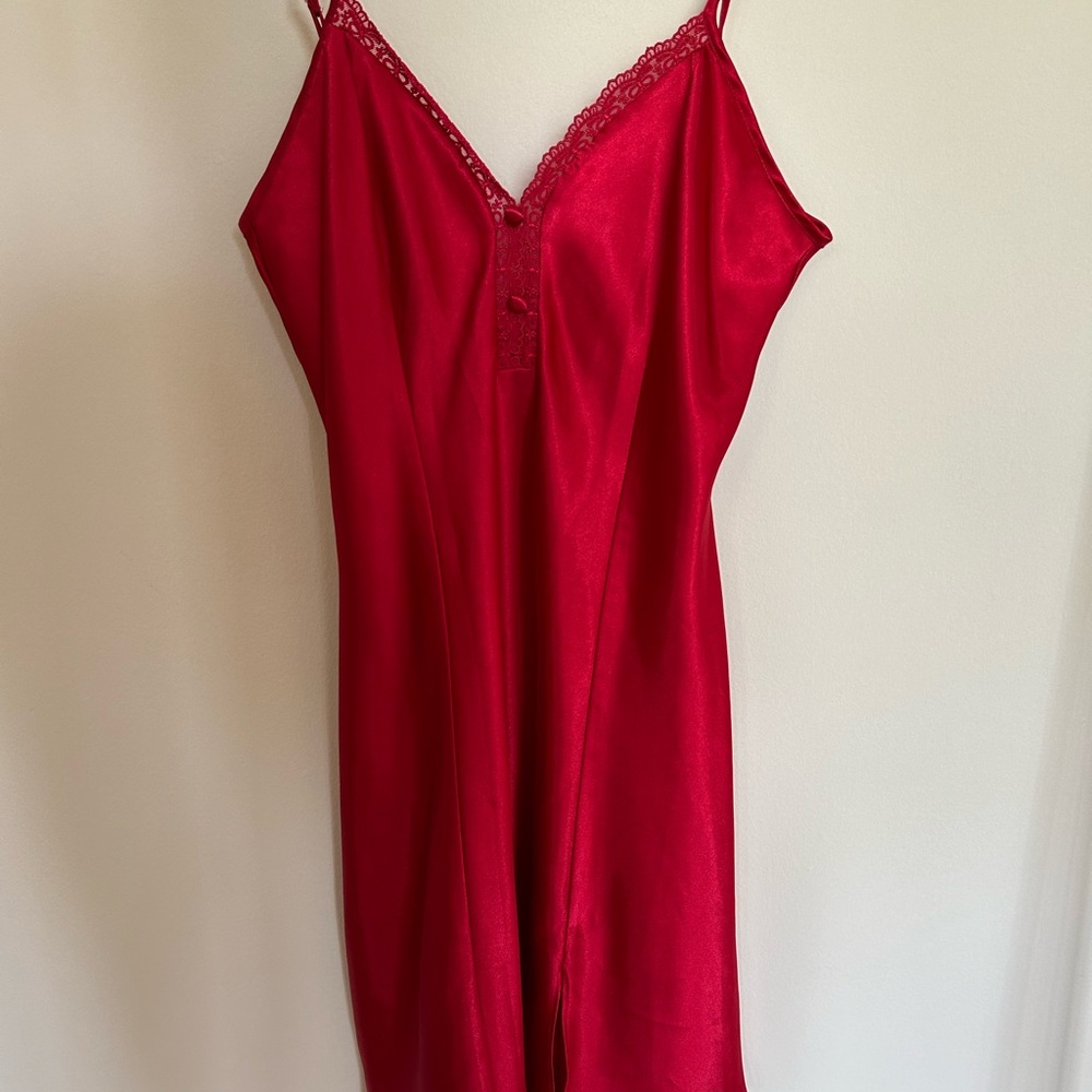 90s red silk slip w/ buttons and lace detailing!
